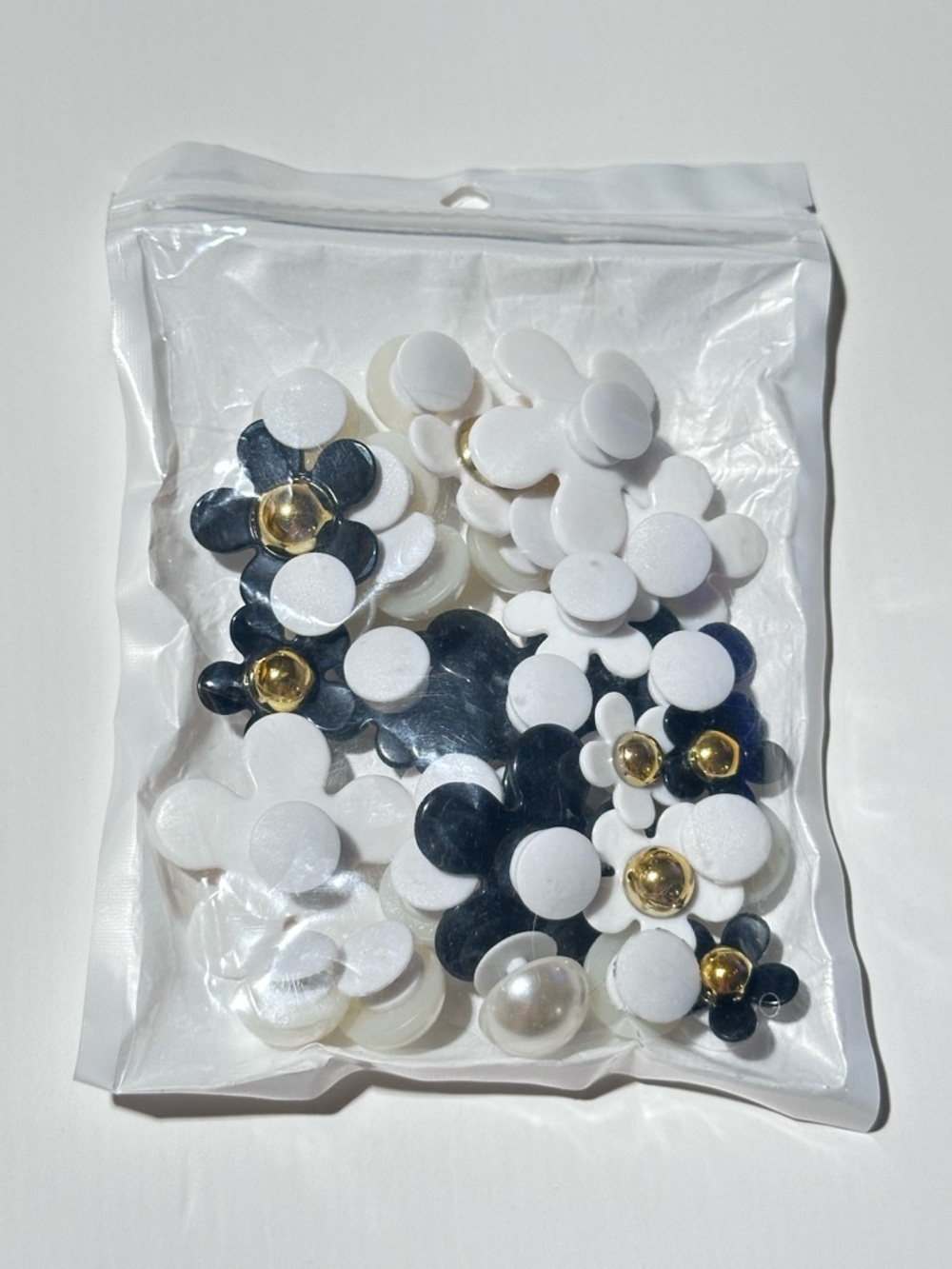 Daisy Shoe Charm Set - 38 Pieces - Picture 4 of 4